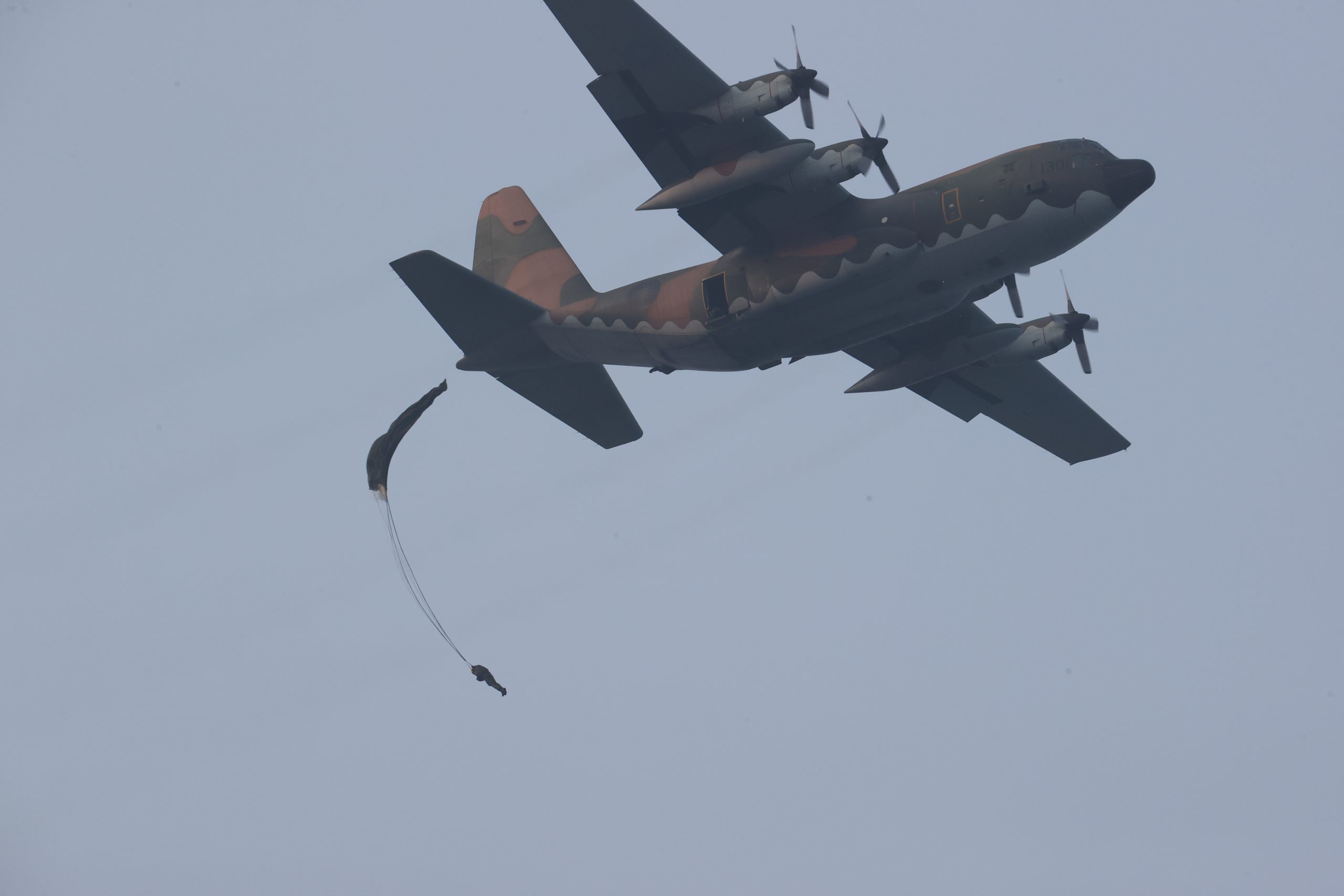 影/中共圍台軍演 空訓中心強化特種地形海上跳傘訓練