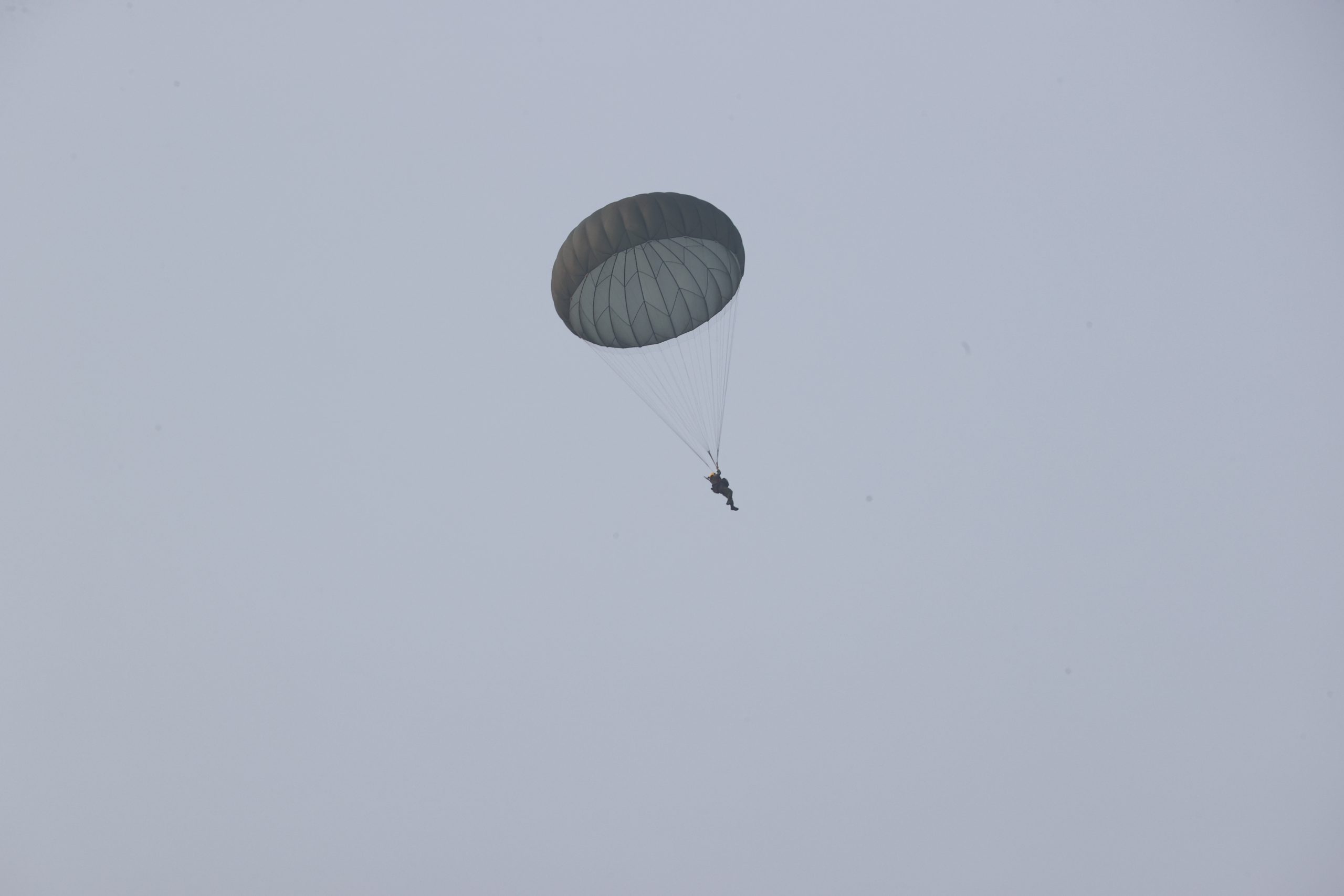 影/中共圍台軍演 空訓中心強化特種地形海上跳傘訓練