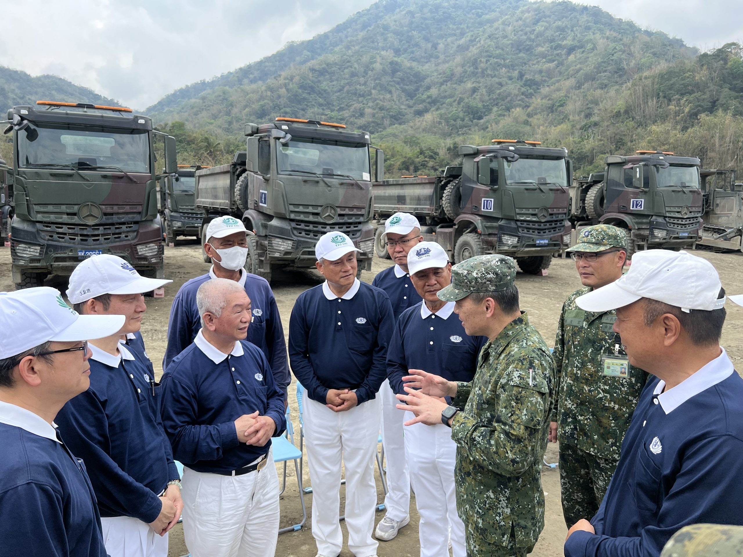 陸軍8軍團曾文水庫清淤 慈濟高雄嘉義志工送物資慰勞