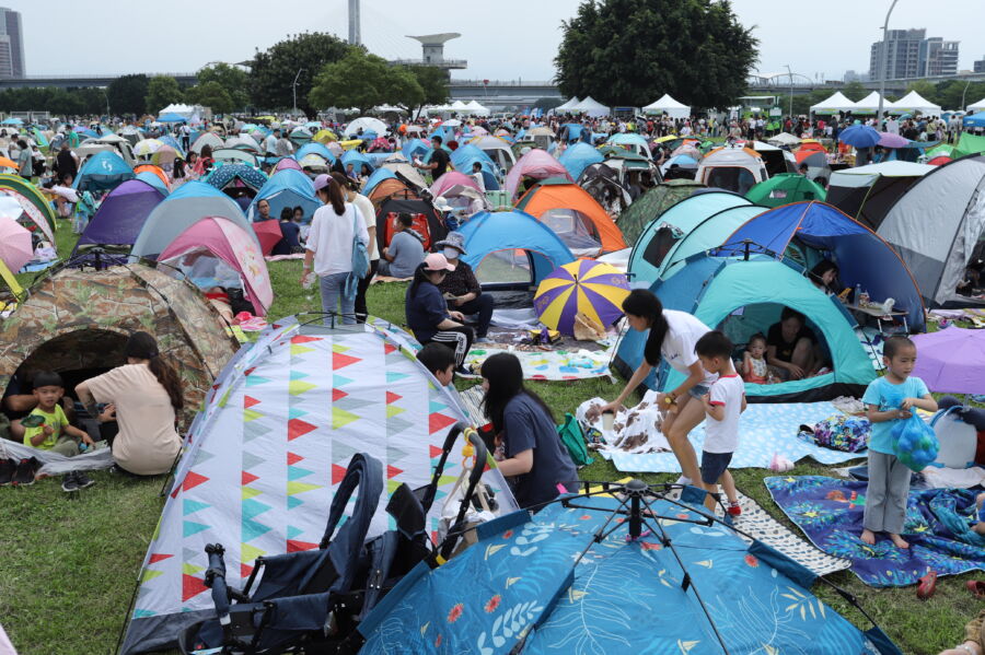 全台最盛大未來親子野餐日　上千組家庭草地曬幸福