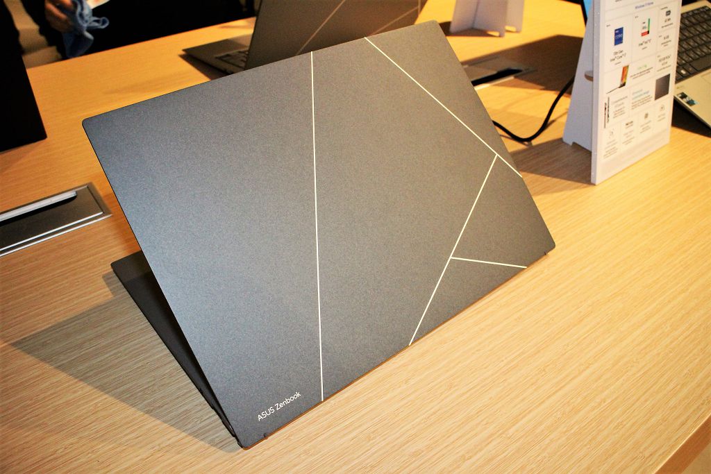 華碩發表最薄的 OLED 筆電　Zenbook S 13 OLED 厚僅 1 公分與 1 公斤機身