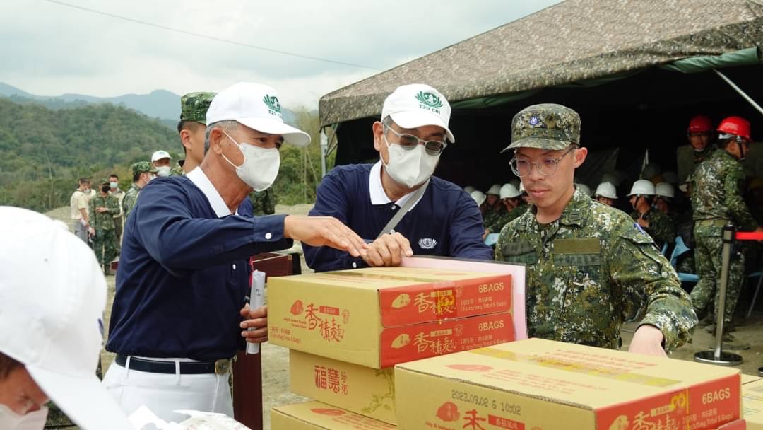 陸軍8軍團曾文水庫清淤 慈濟高雄嘉義志工送物資慰勞