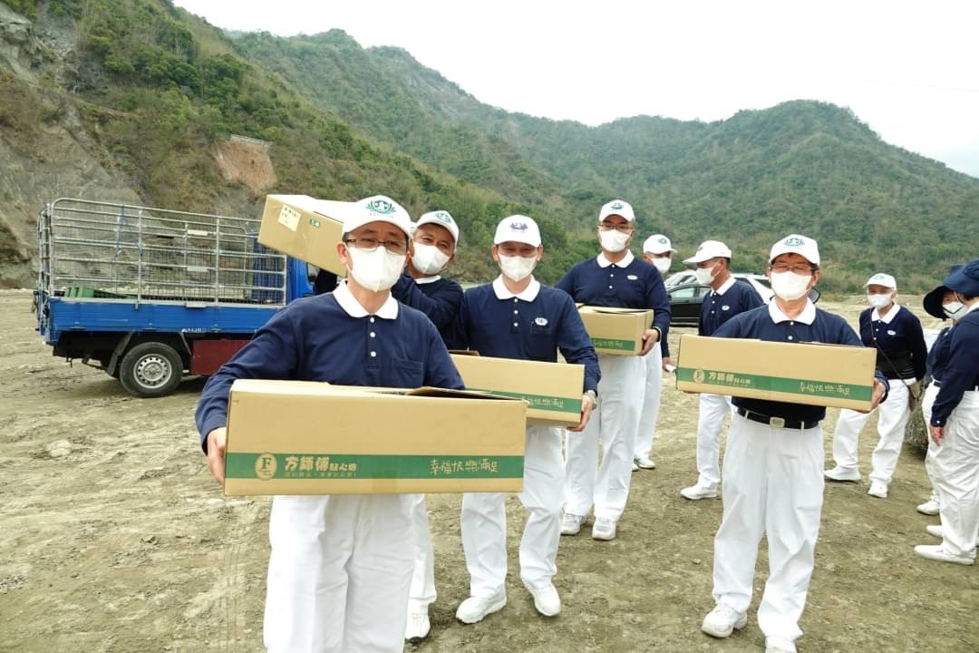 陸軍8軍團曾文水庫清淤 慈濟高雄嘉義志工送物資慰勞