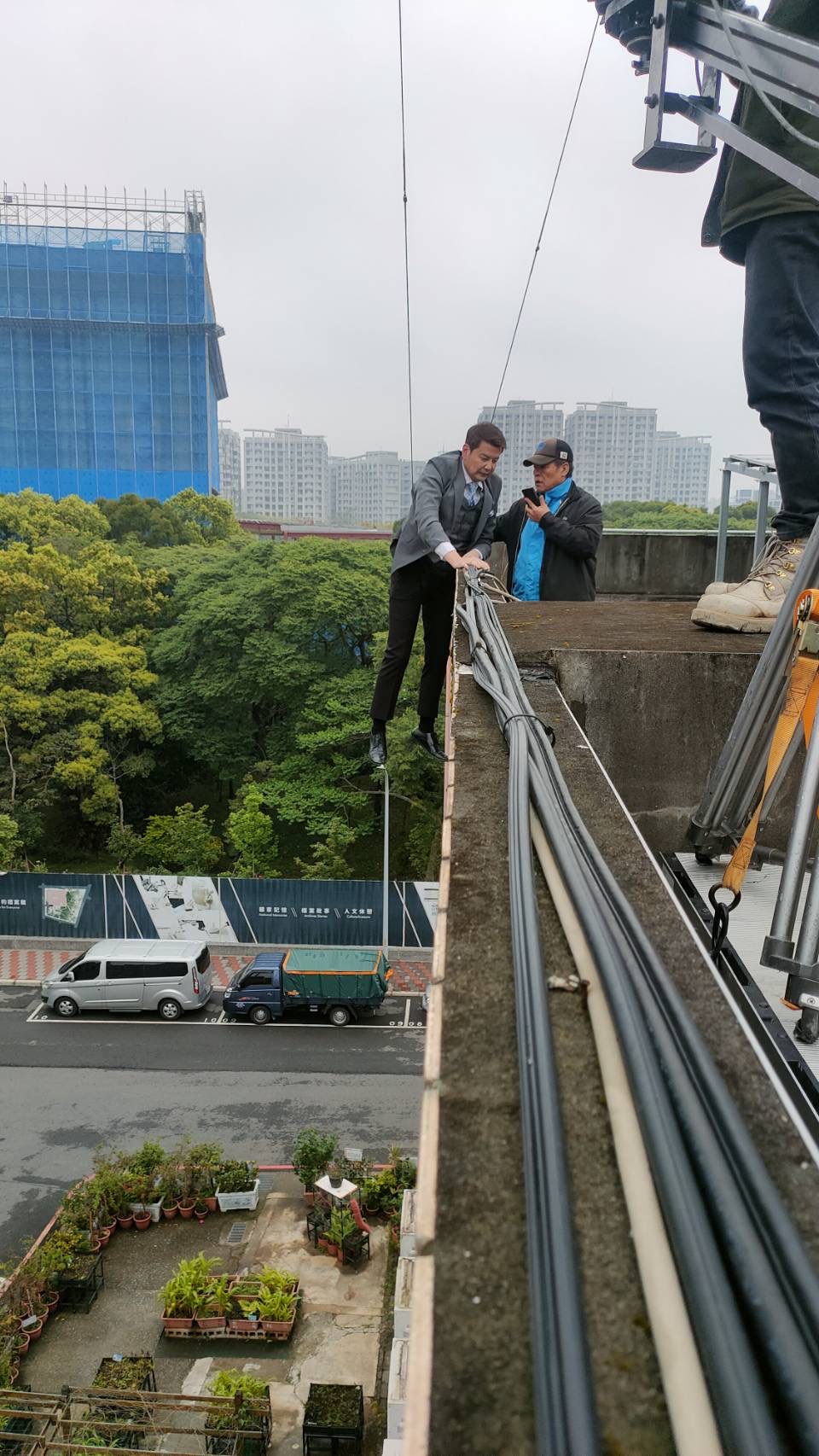 毛毛雨+強風！倪齊民吊鋼絲掛高樓圍牆外　驚險畫面曝光