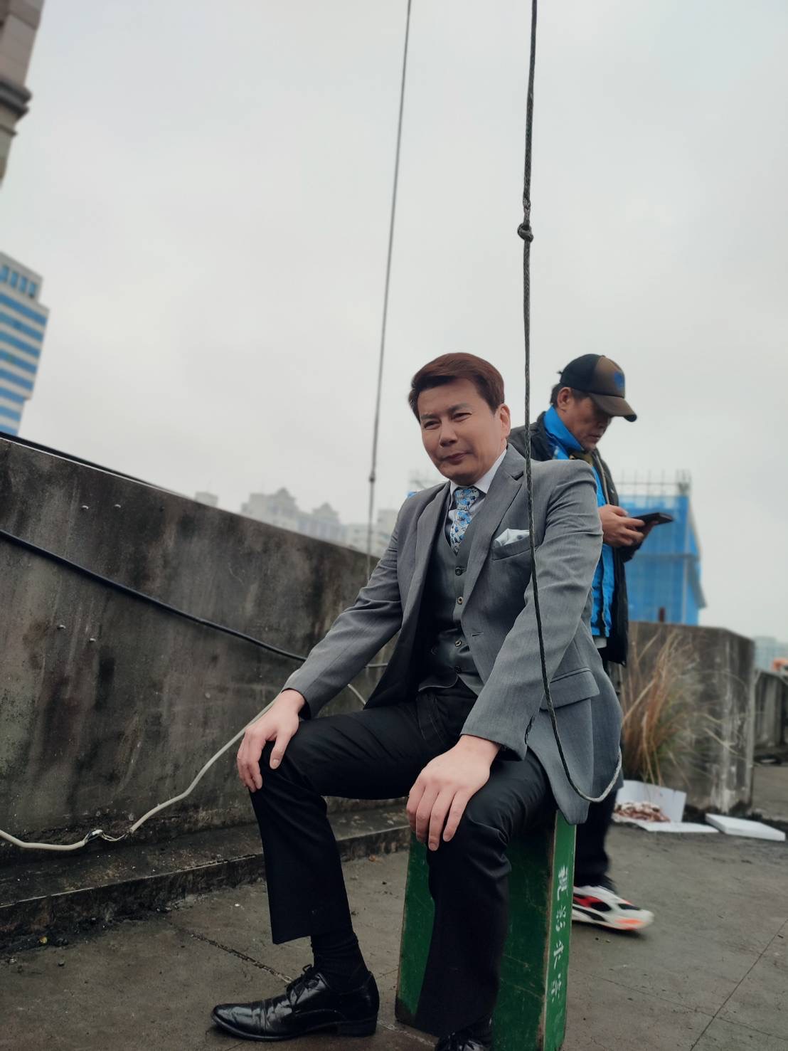 毛毛雨+強風！倪齊民吊鋼絲掛高樓圍牆外　驚險畫面曝光
