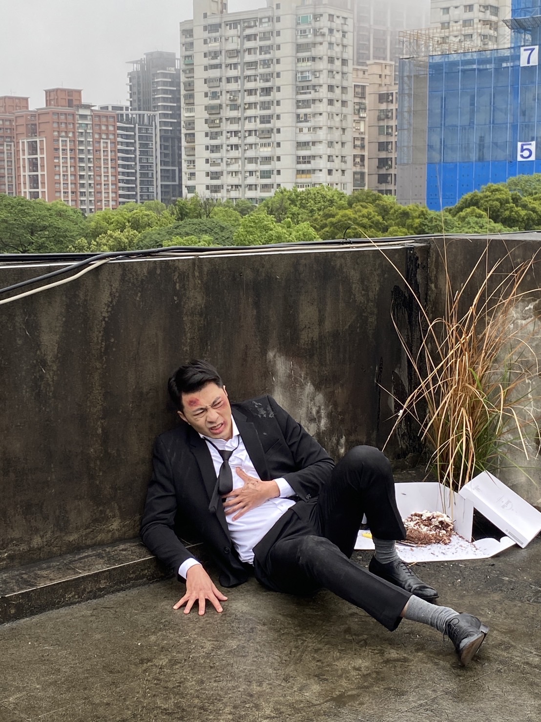 毛毛雨+強風！倪齊民吊鋼絲掛高樓圍牆外　驚險畫面曝光