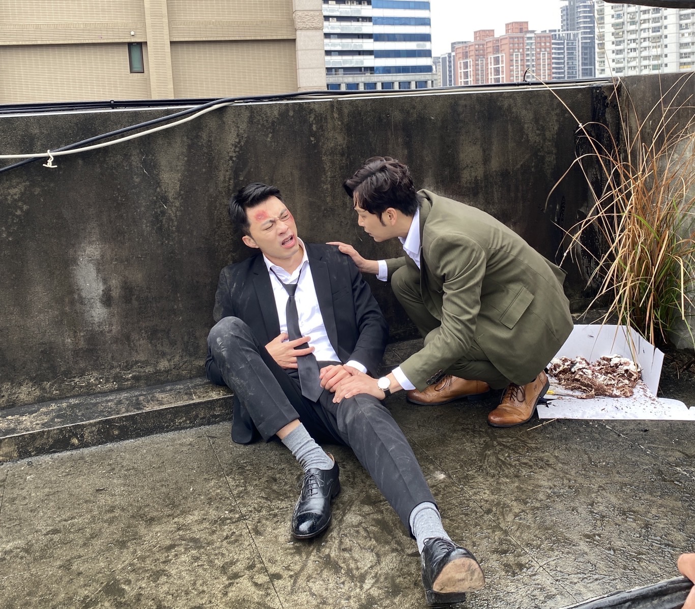 毛毛雨+強風！倪齊民吊鋼絲掛高樓圍牆外　驚險畫面曝光