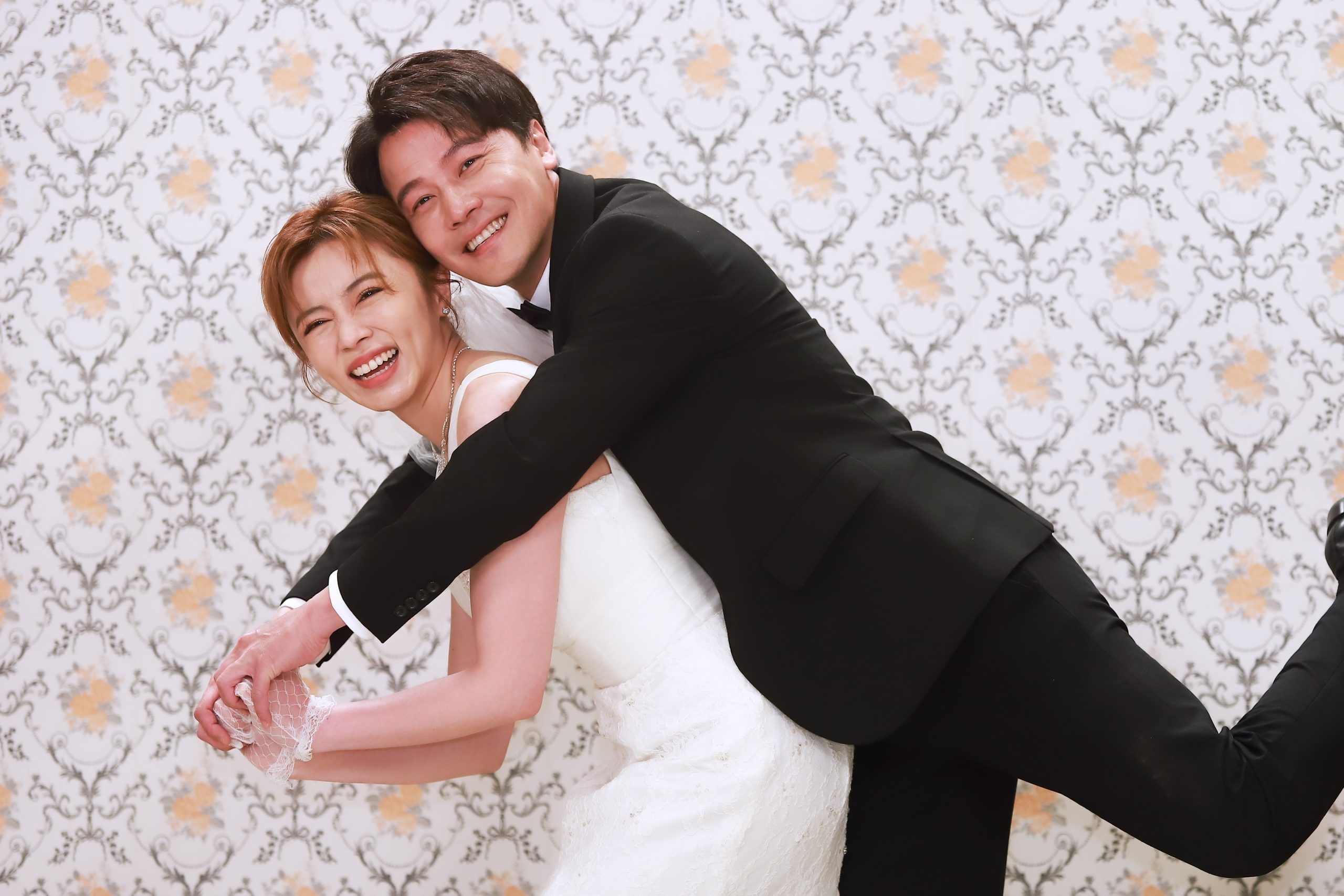 以為在練核心！王瞳、黃文星拍婚紗照出糗　兩人同時腳抽筋