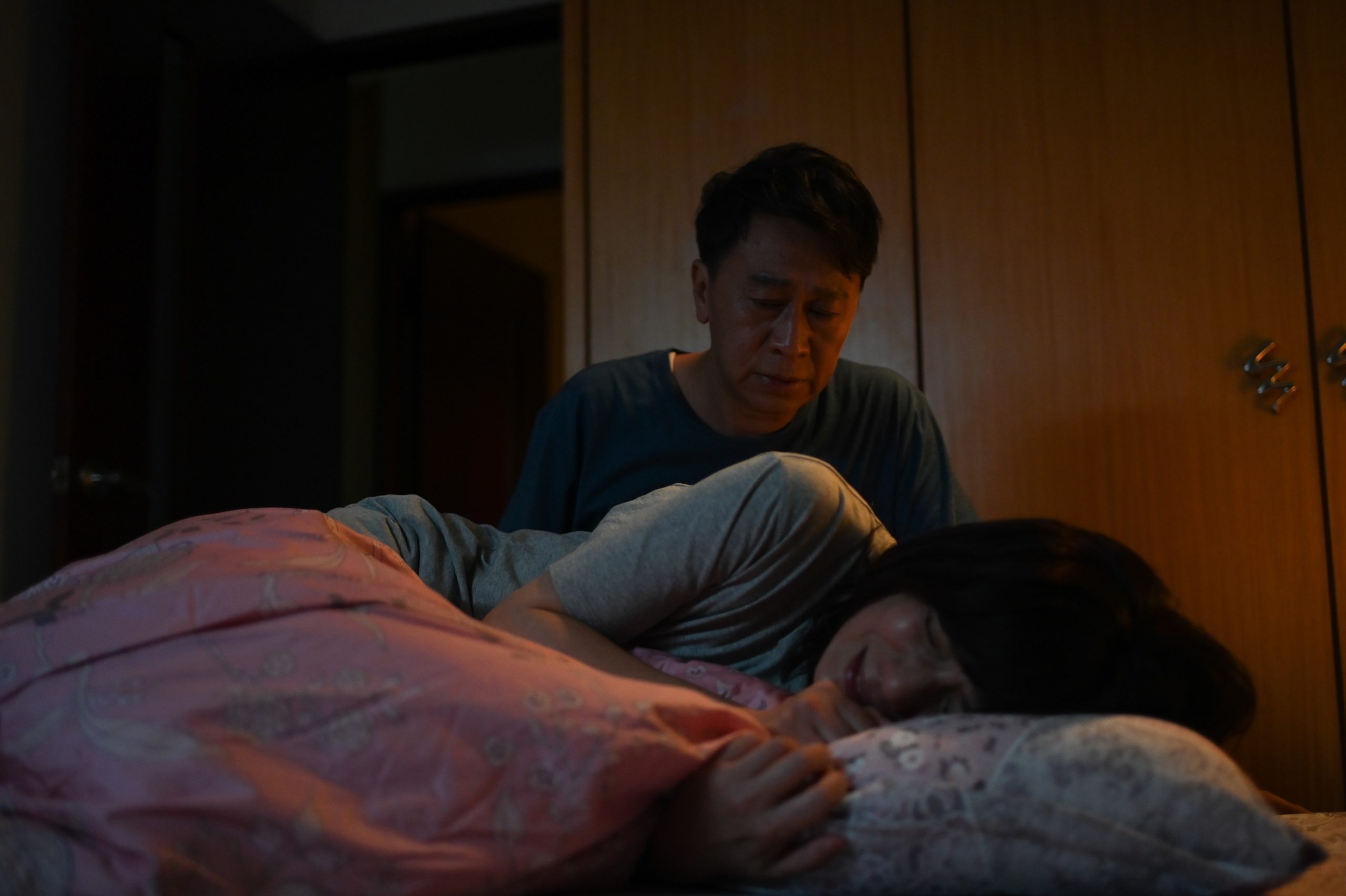 游安順心繫家庭！拍戲半夜返家耳邊細語　愛子驚醒哭著抱他