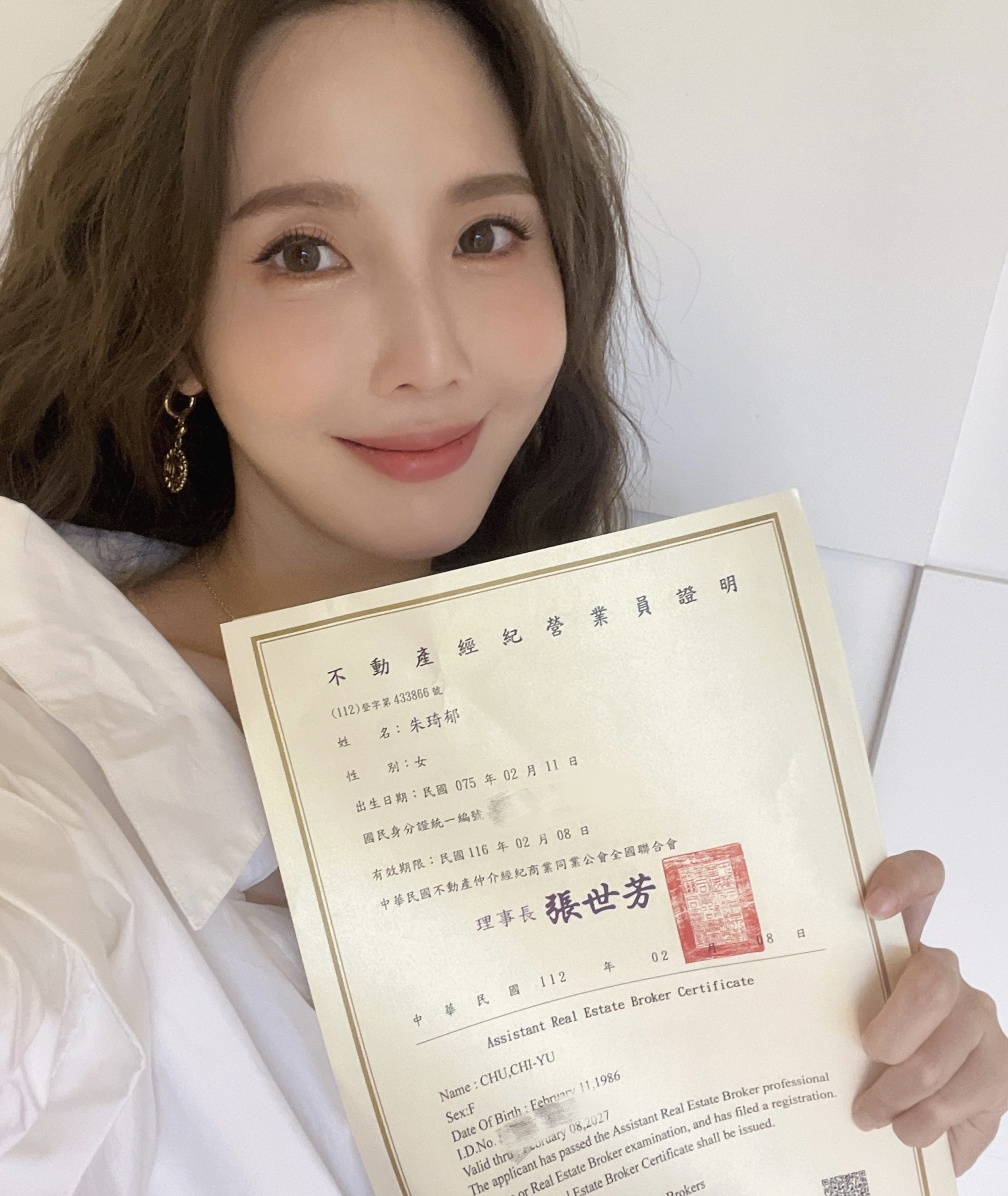 美女主播斜槓考房產經紀證照　親友急問：可找你買房？