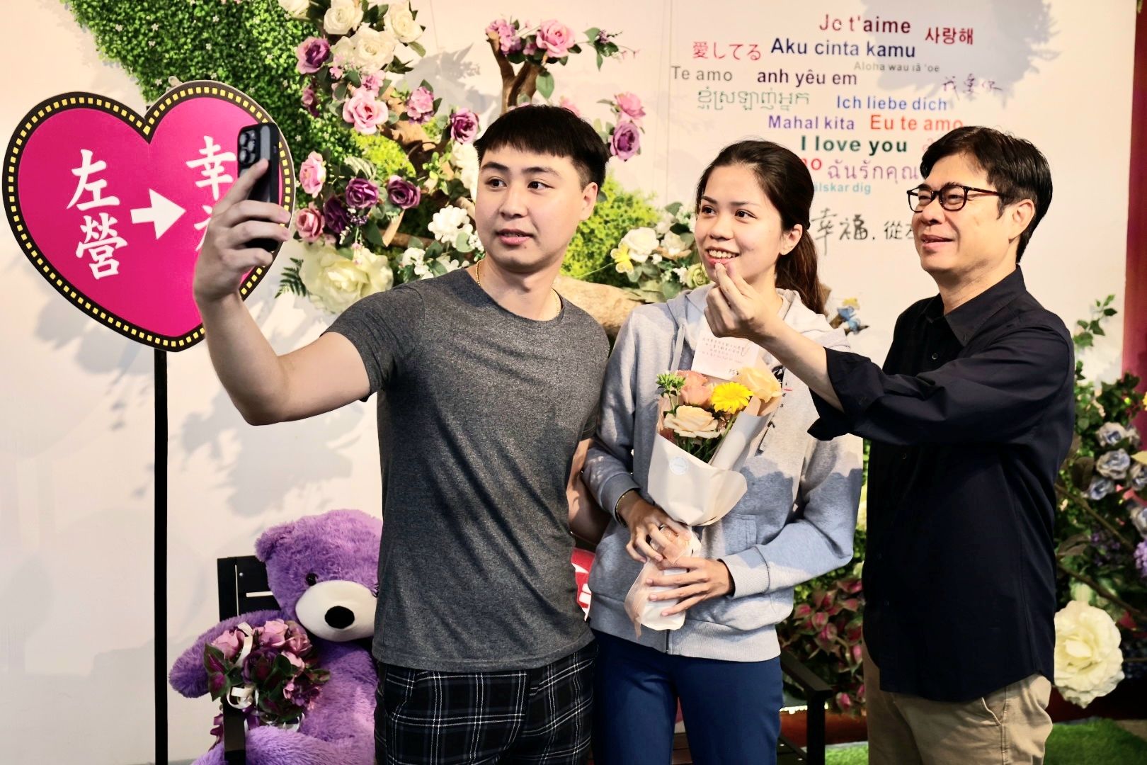 520陳其邁與登記的新人默契大考驗並釋出生育補助利多