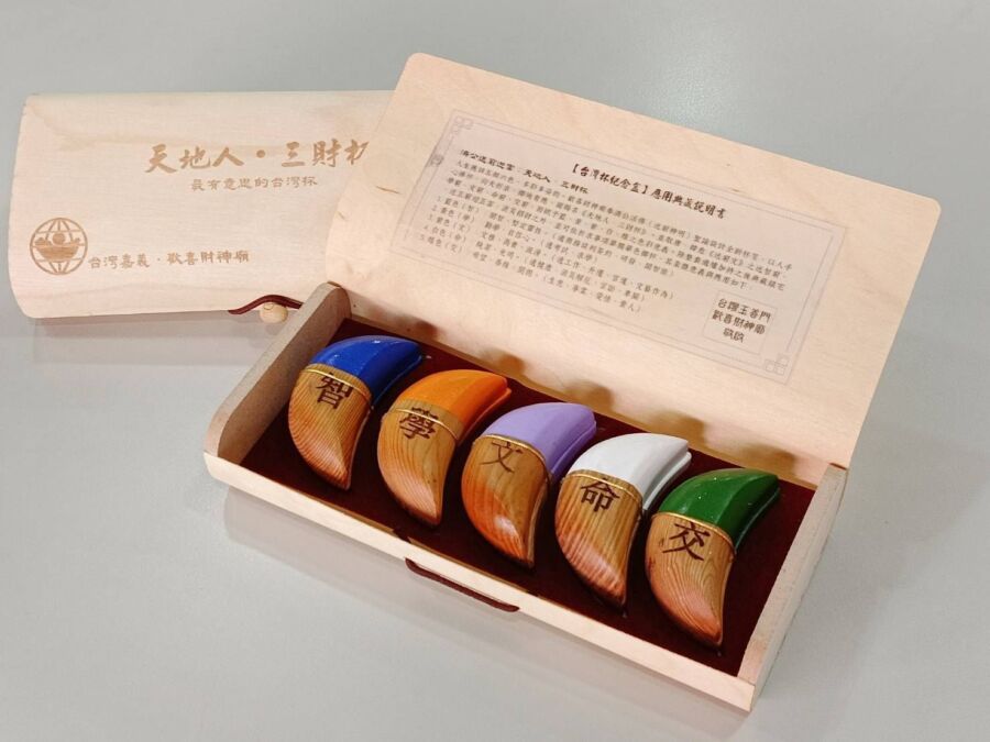 這套宮廟的新杯筊真的有意思　台灣杯前進日本了！