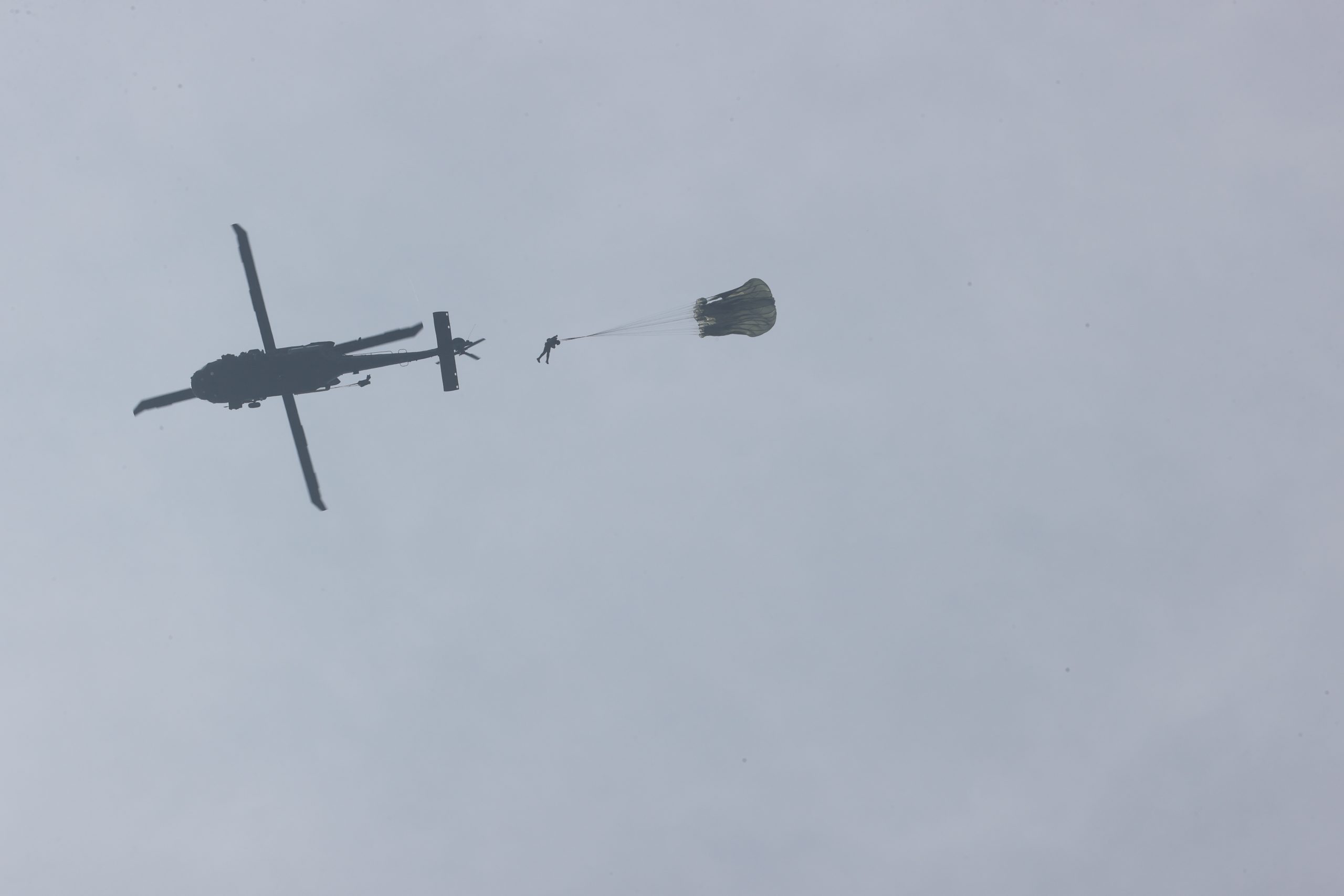 獨家/因應共軍軍演 國軍直升機傘訓模擬城鎮戰滲透反擊