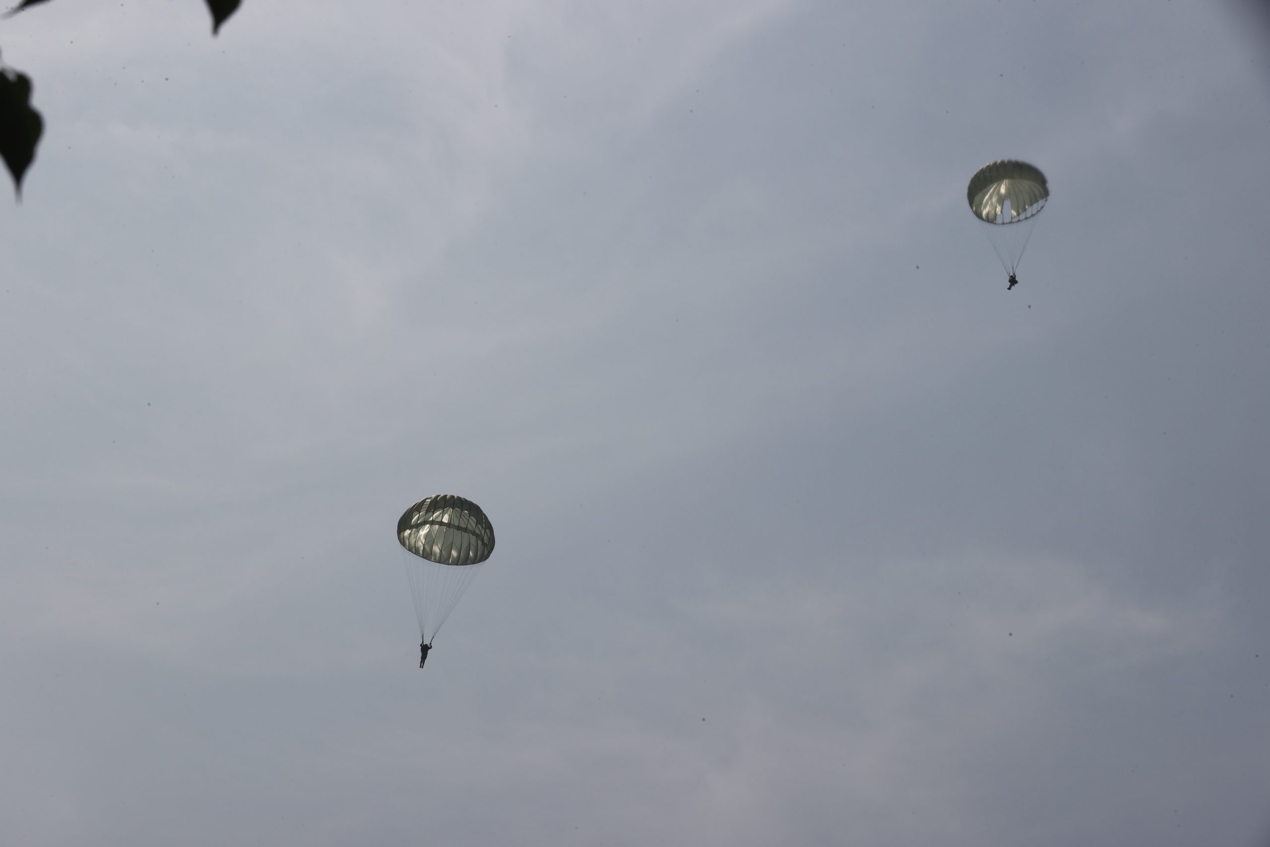 獨家/因應共軍軍演 國軍直升機傘訓模擬城鎮戰滲透反擊