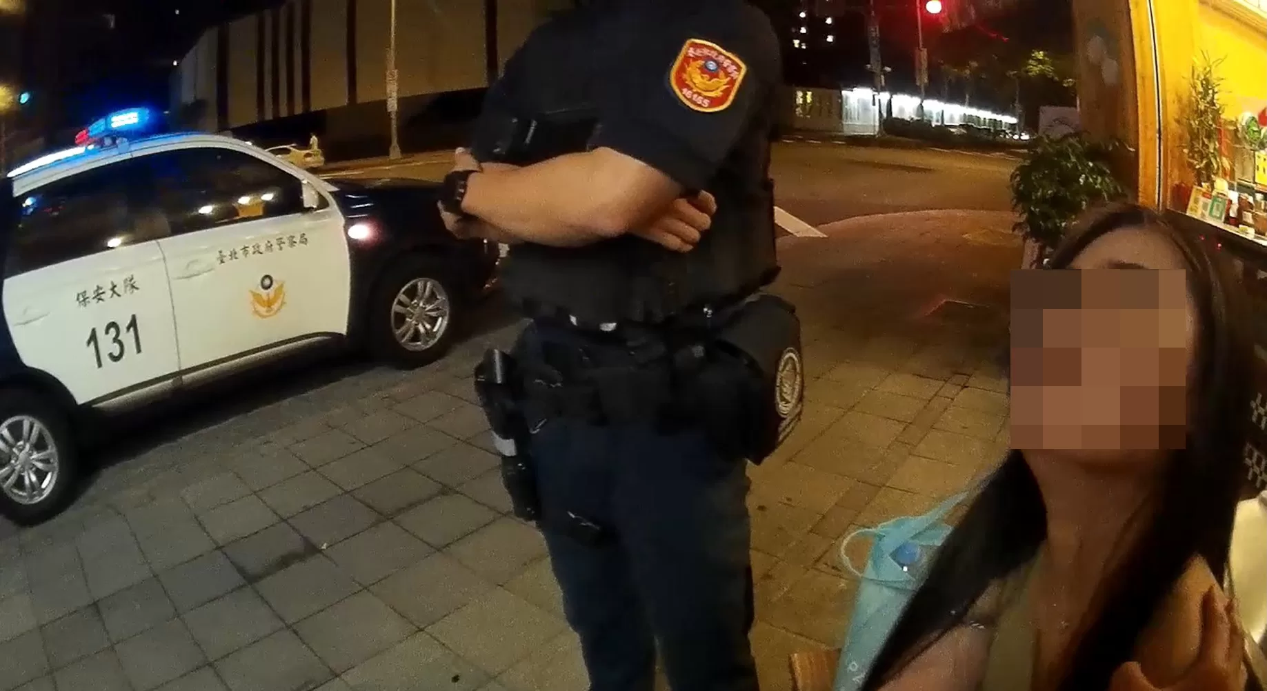 女子酒醉倒路邊　警陪等車她甜喊：警察最好了