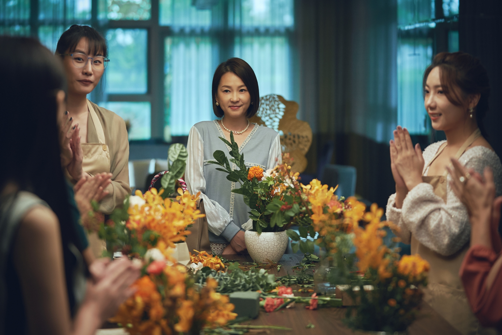 六月對外威風　人前貴婦人後跪婦