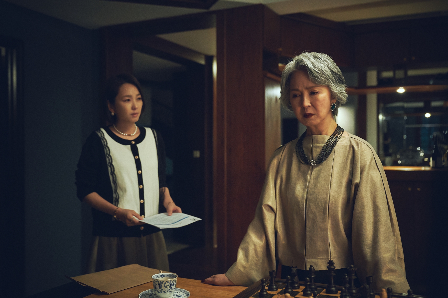 六月對外威風　人前貴婦人後跪婦