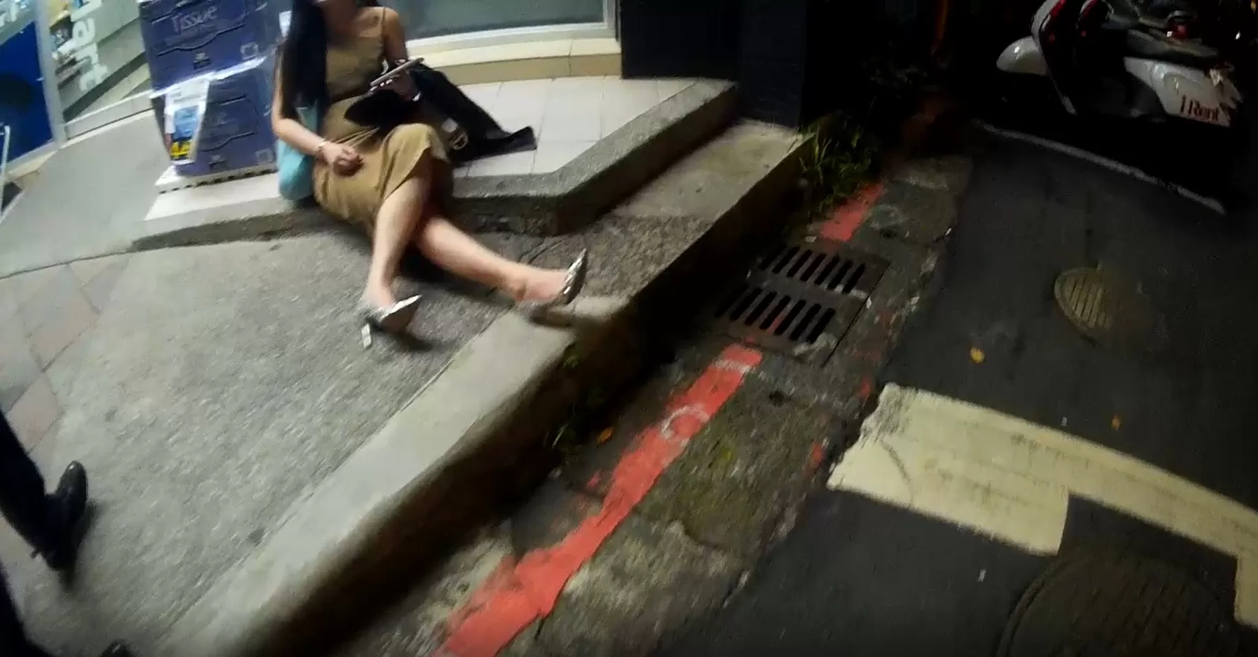 女子酒醉倒路邊　警陪等車她甜喊：警察最好了