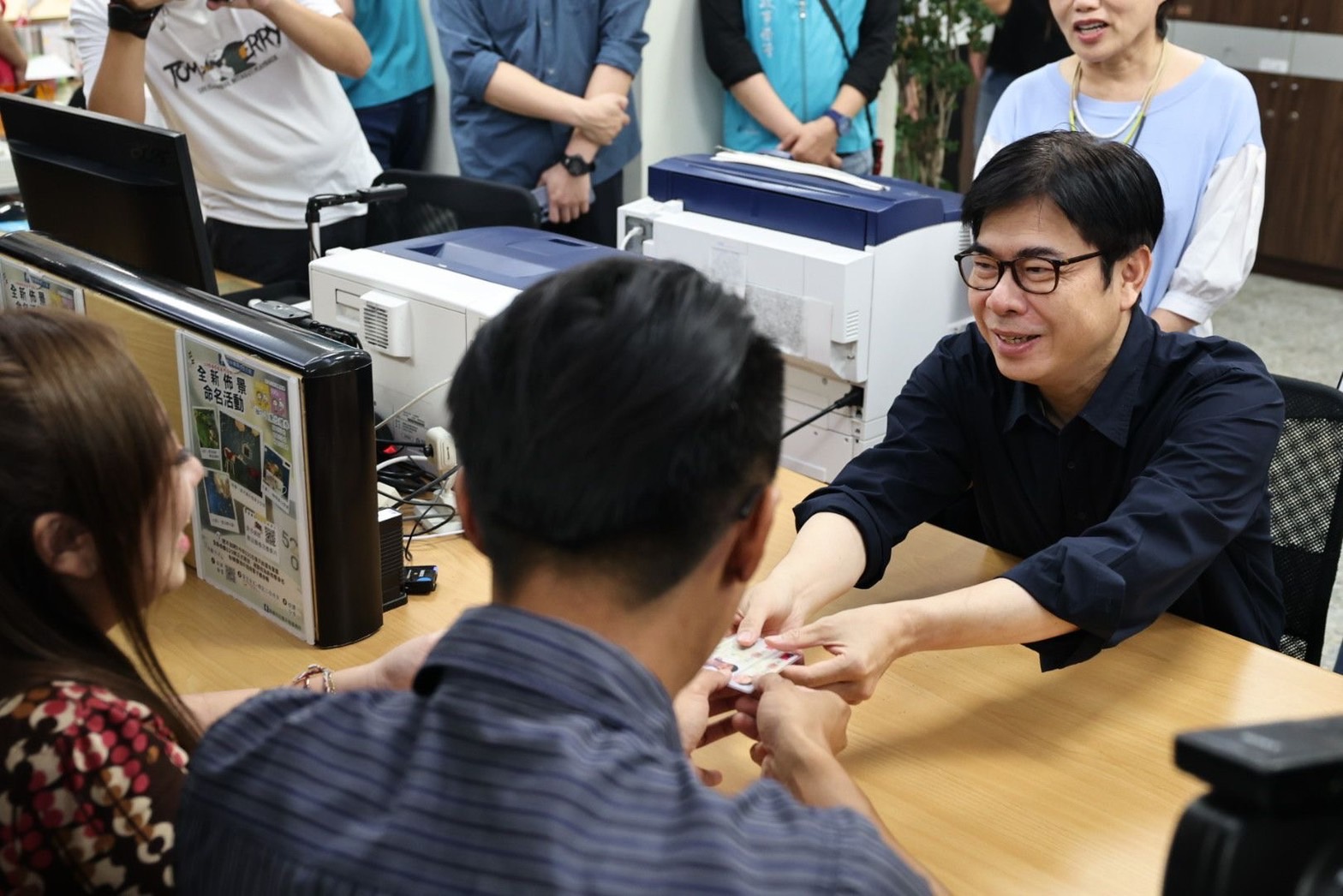 520陳其邁與登記的新人默契大考驗並釋出生育補助利多