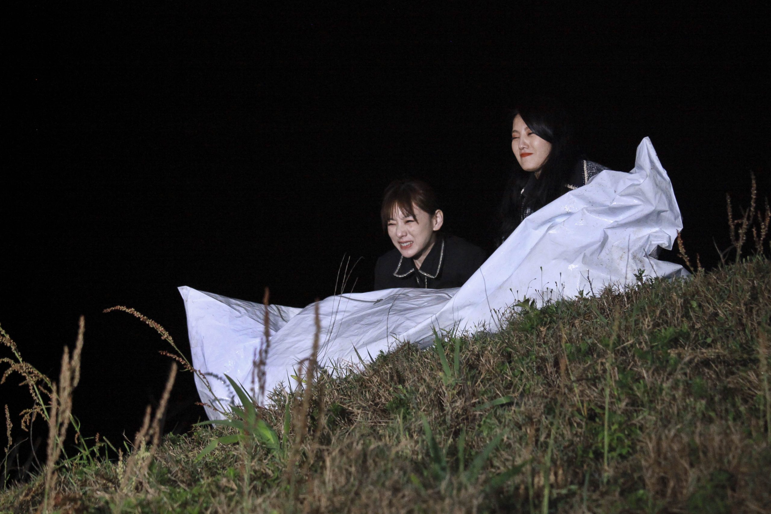2女星半夜棄屍　滾落山坡還沾牛屎