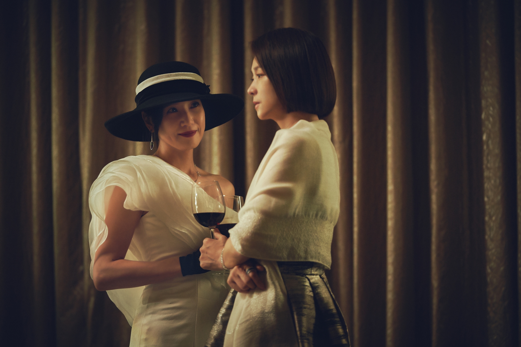 六月對外威風　人前貴婦人後跪婦