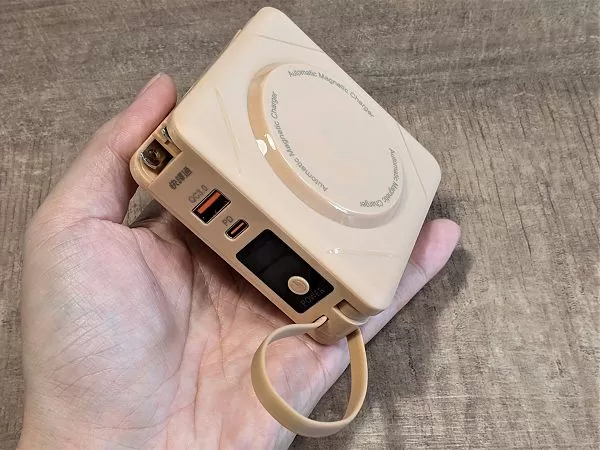 【開箱】排解電量焦慮困擾！快譯通 7 合 1 磁吸無線快充行動電源使用體驗