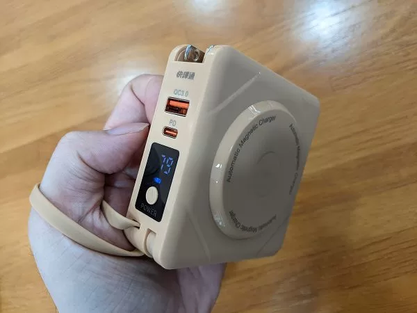 【開箱】排解電量焦慮困擾！快譯通 7 合 1 磁吸無線快充行動電源使用體驗