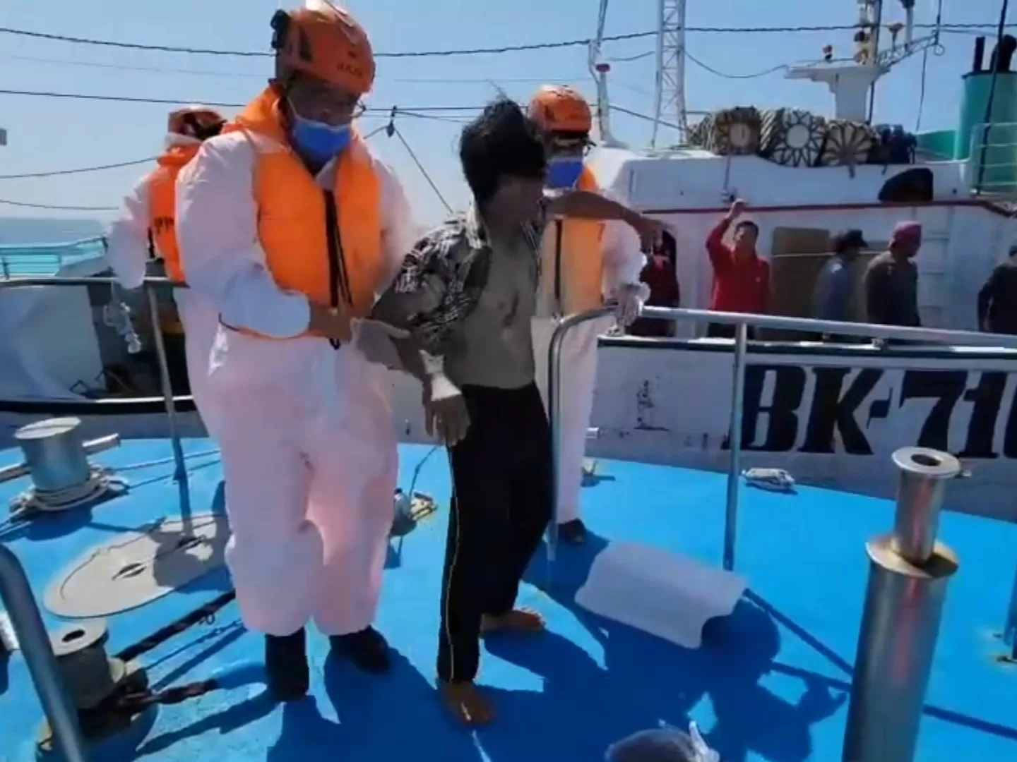 外籍漁工船上作業魚鉤刺胸 恆春海巡馳援送醫