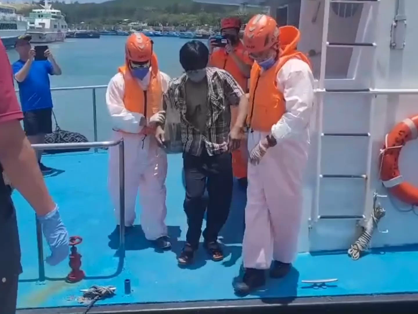 外籍漁工船上作業魚鉤刺胸 恆春海巡馳援送醫