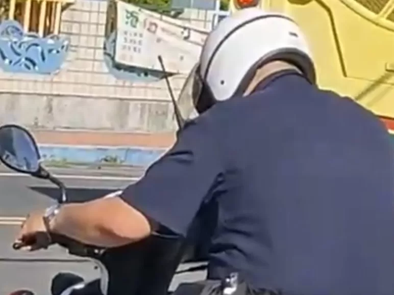 獨家/東港海濱國小前機車巡邏員警「杜咕」