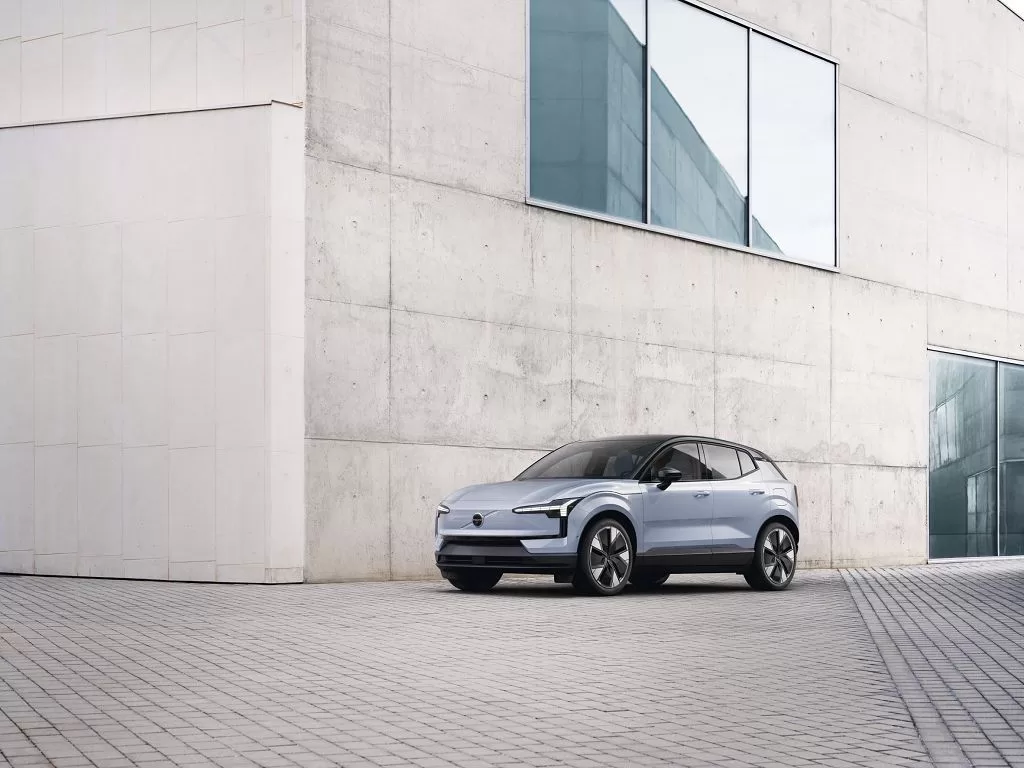VOLVO 最小、速度最快的純電休旅 EX30 全球亮相