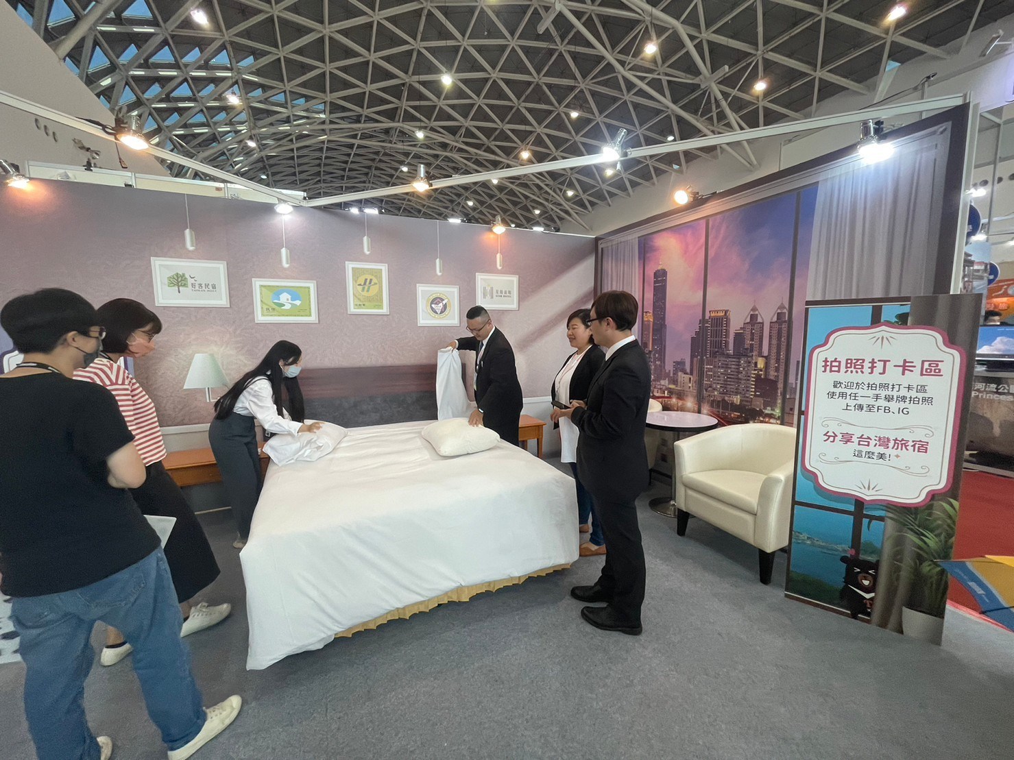 交通部觀光局號召業者於高雄旅行公會國際旅展辦理徵才活動 開出近100個職缺 歡迎民眾踴躍投入旅宿業的行列