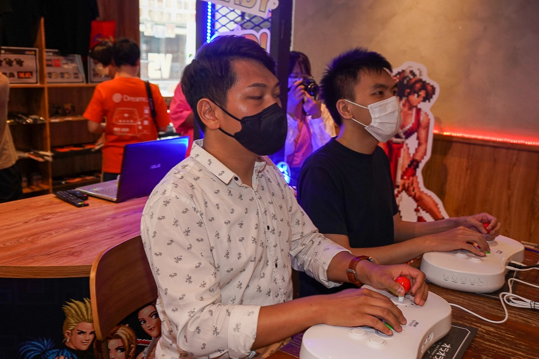 滿載回憶殺《拳皇 ’98》× 歐拉歐拉餐酒館即日登場，帶來八酒杯、不知火舞等人氣角色餐點