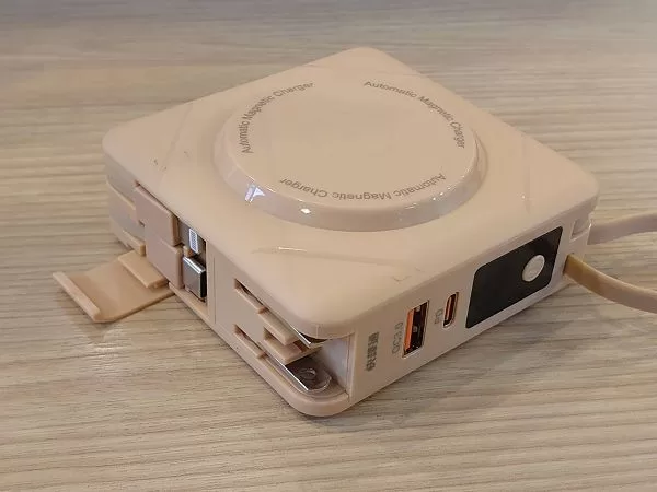 【開箱】排解電量焦慮困擾！快譯通 7 合 1 磁吸無線快充行動電源使用體驗