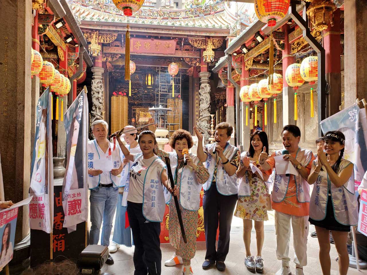 「倚天不出誰與爭鋒」　周遊贈應曉薇「倚天劍」：進國會斬妖除魔