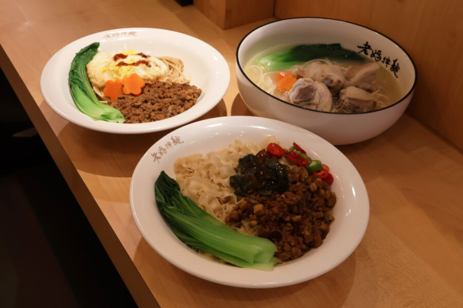 首家台灣乾拌麵快閃店登陸美國！老媽拌麵超台「紅油皮蛋」口味狂銷600碗超吸睛