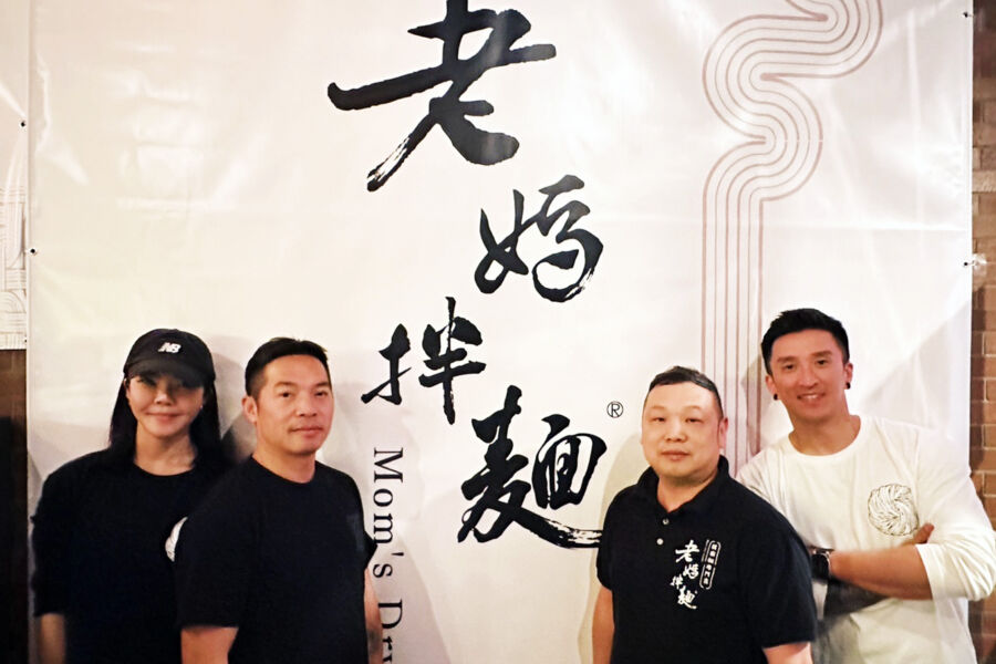 首家台灣乾拌麵快閃店登陸美國！老媽拌麵超台「紅油皮蛋」口味狂銷600碗超吸睛