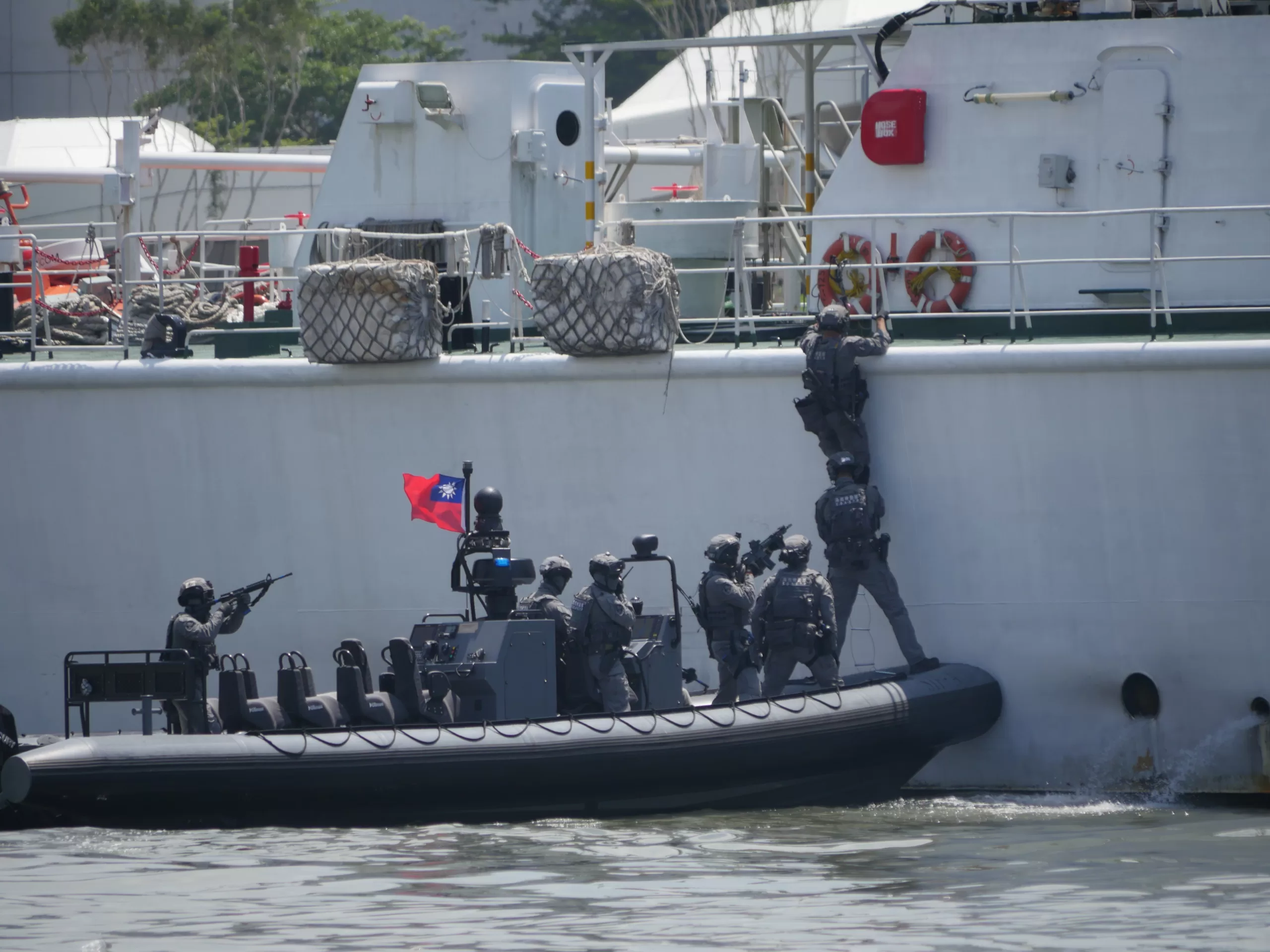 海巡署「海安11號」陸海空反恐預演
