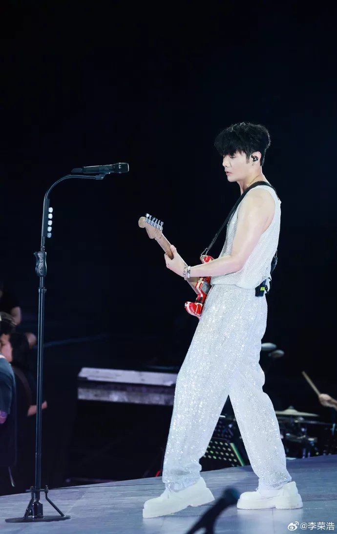 正妹穿白紗演唱會告白　李榮浩反應網讚：已婚男的自覺