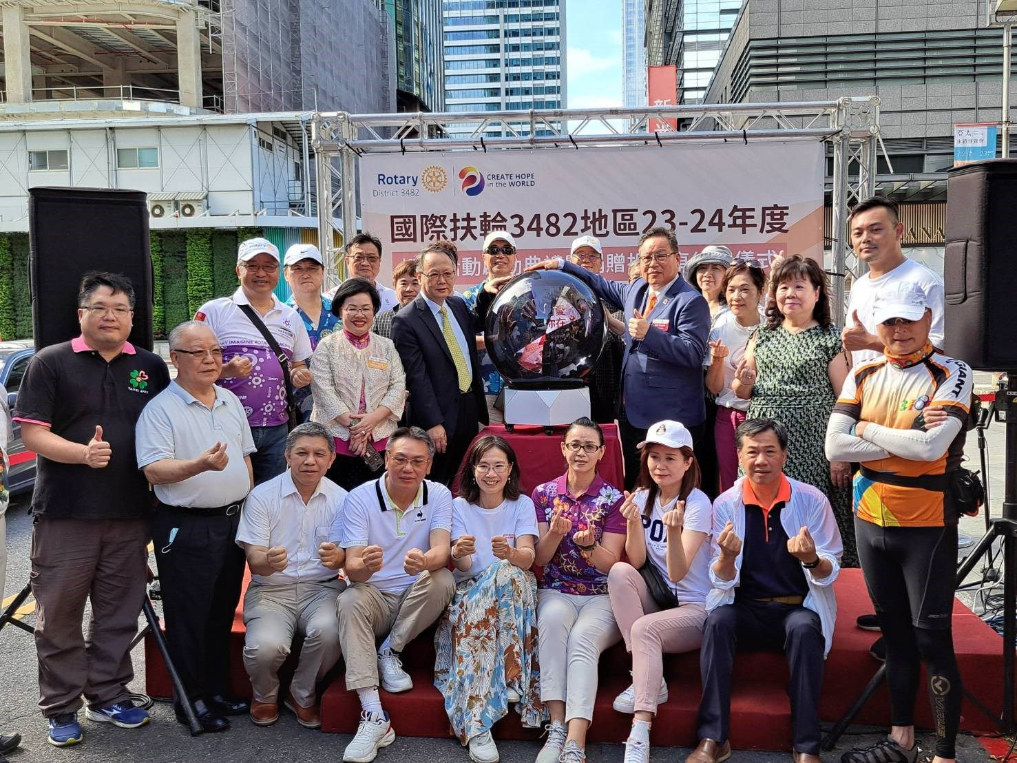 國際扶輪3482地區響應永續環保率先贈捐全台第一綠能電動捐血車