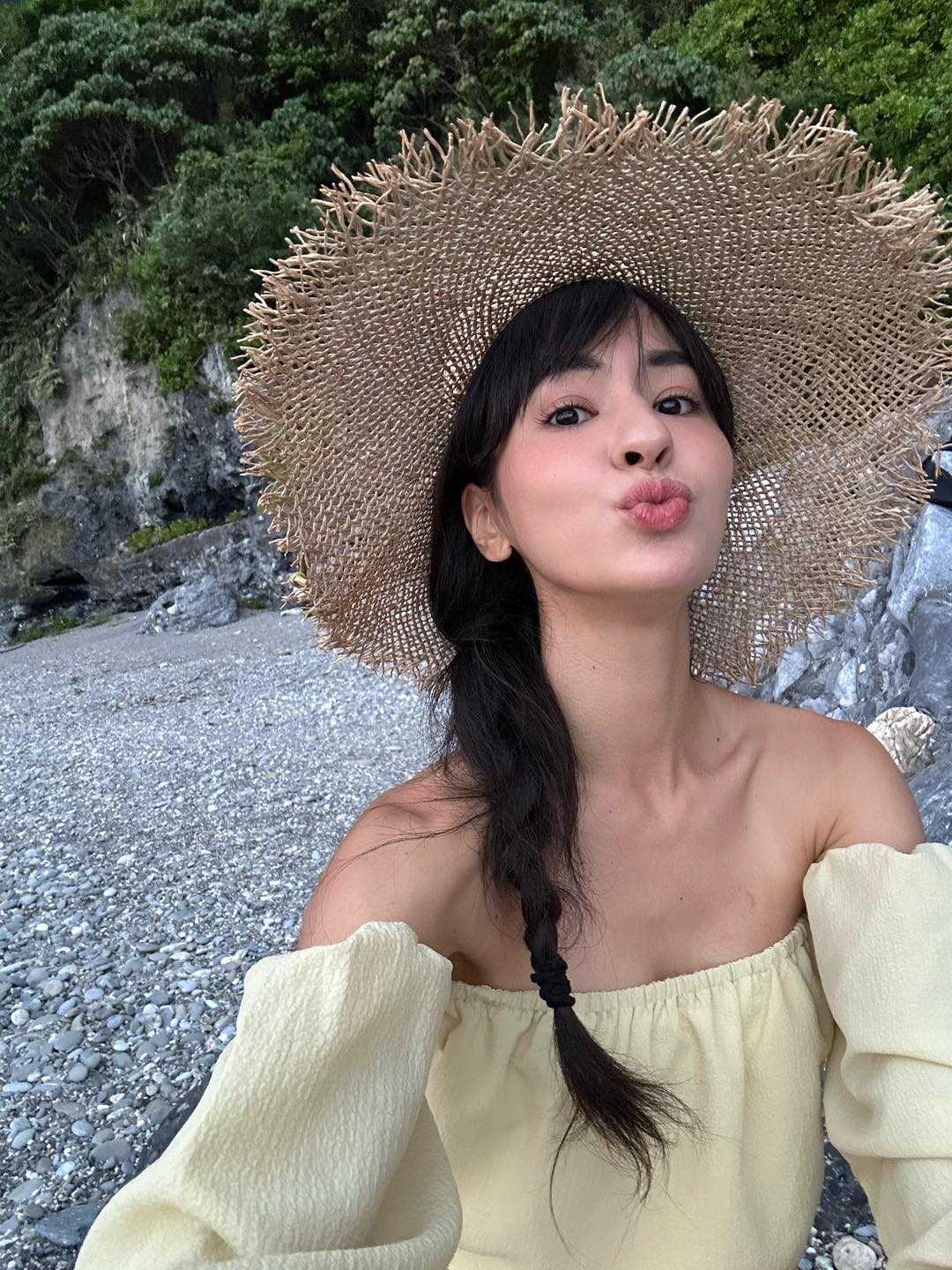 雷艾美曬比基尼凸肚照　玩滑水道被問：幾個月了？
