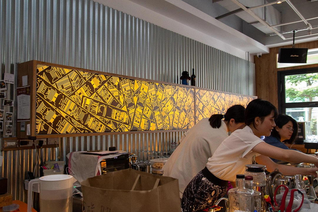 《咒術迴戰》特色餐酒館降臨信義威秀，宿儺手指蛋糕與咒物販賣機讓粉絲領域展開