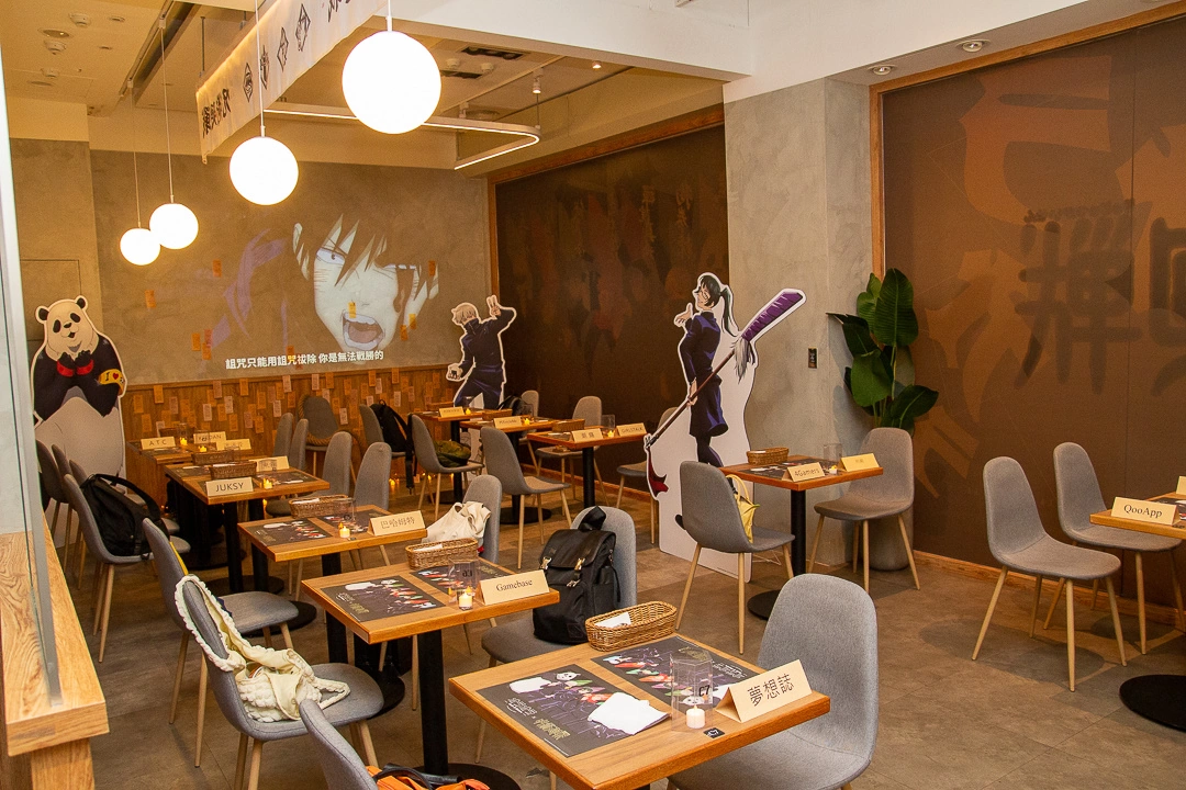 《咒術迴戰》特色餐酒館降臨信義威秀，宿儺手指蛋糕與咒物販賣機讓粉絲領域展開
