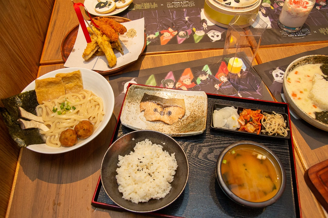 《咒術迴戰》特色餐酒館降臨信義威秀，宿儺手指蛋糕與咒物販賣機讓粉絲領域展開
