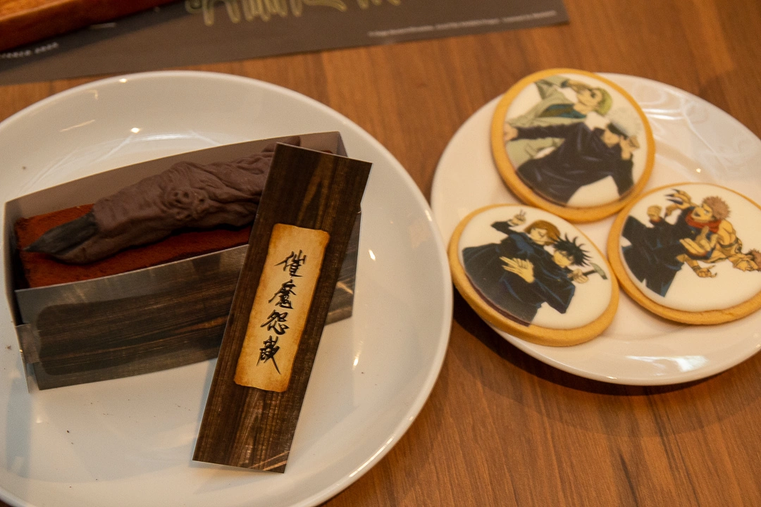 《咒術迴戰》特色餐酒館降臨信義威秀，宿儺手指蛋糕與咒物販賣機讓粉絲領域展開