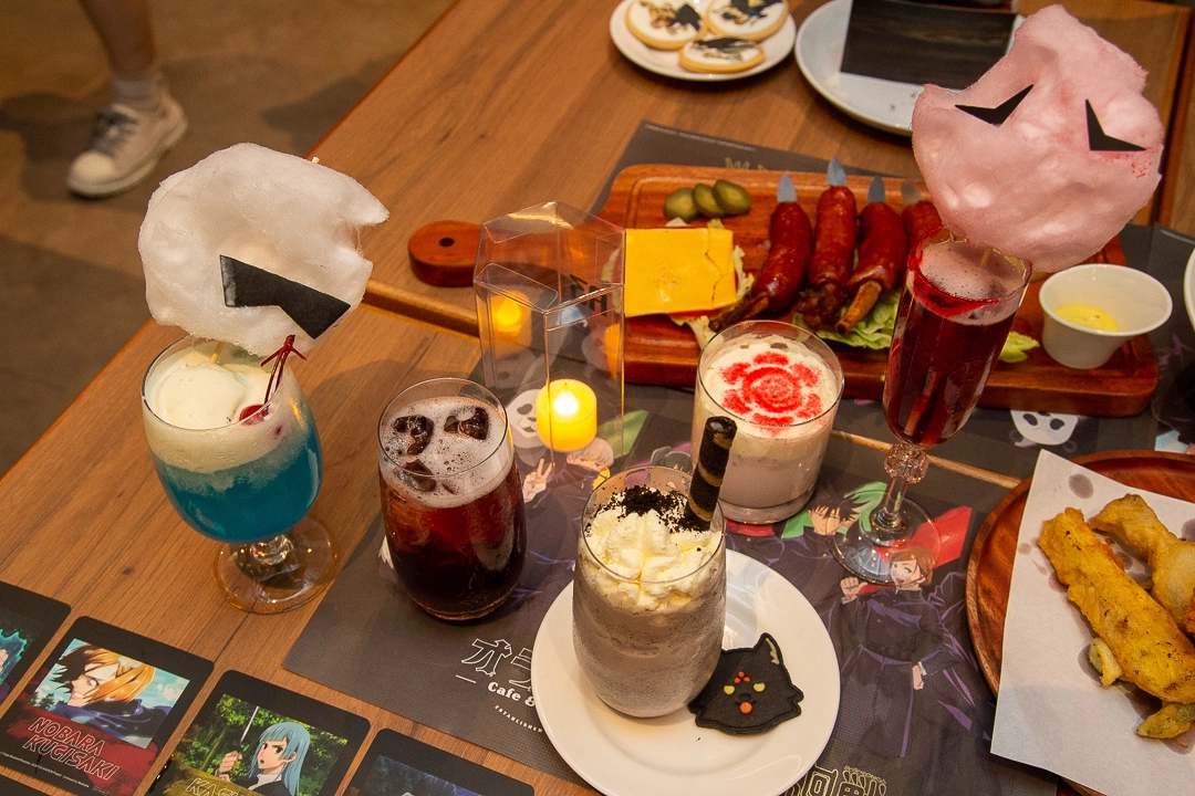 《咒術迴戰》特色餐酒館降臨信義威秀，宿儺手指蛋糕與咒物販賣機讓粉絲領域展開