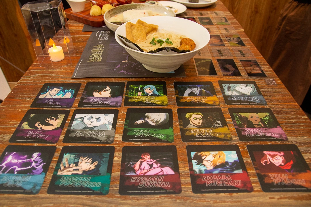 《咒術迴戰》特色餐酒館降臨信義威秀，宿儺手指蛋糕與咒物販賣機讓粉絲領域展開
