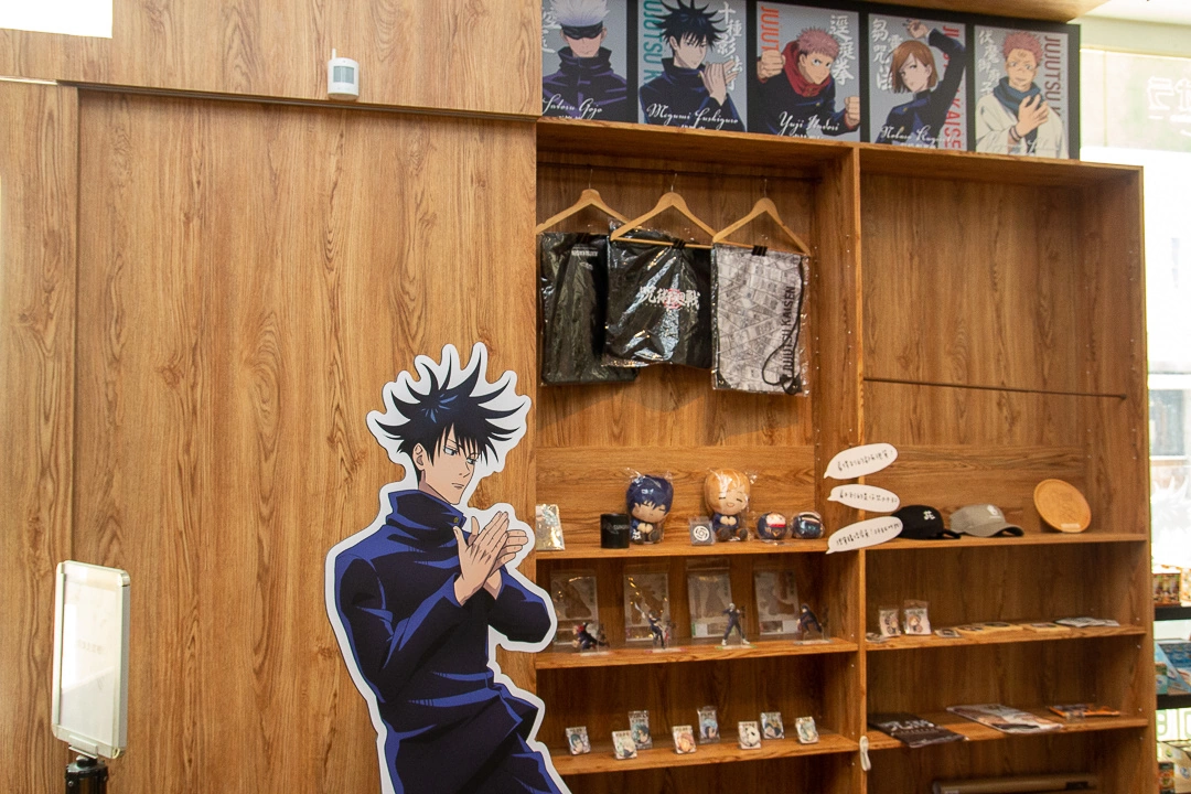 《咒術迴戰》特色餐酒館降臨信義威秀，宿儺手指蛋糕與咒物販賣機讓粉絲領域展開
