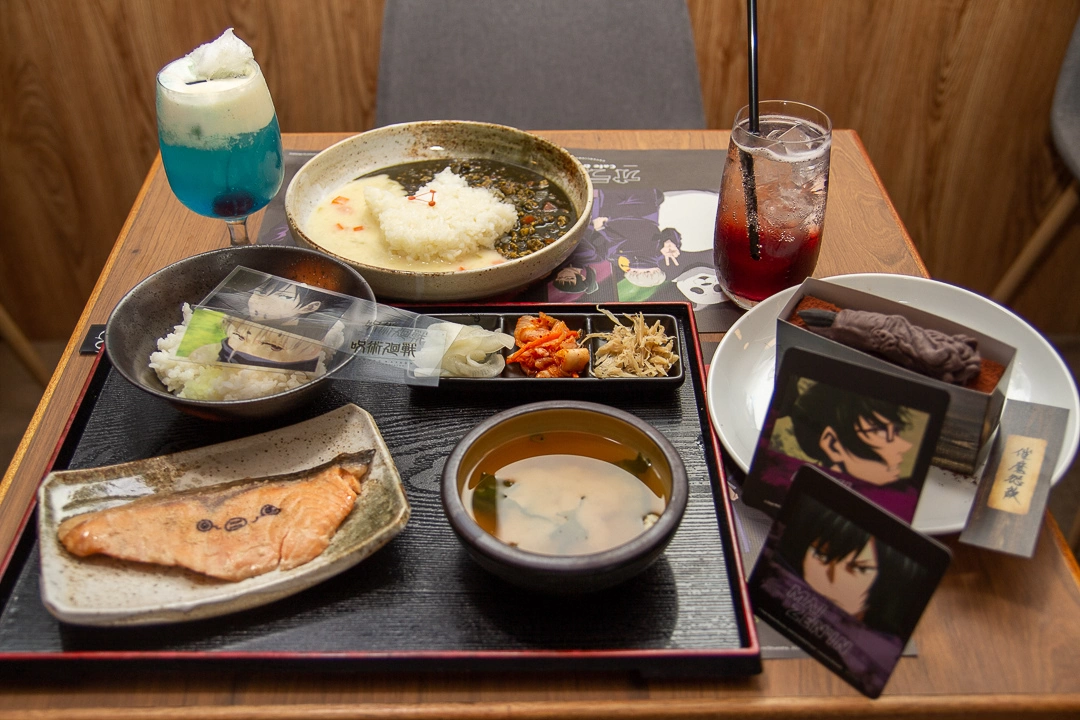 《咒術迴戰》特色餐酒館降臨信義威秀，宿儺手指蛋糕與咒物販賣機讓粉絲領域展開
