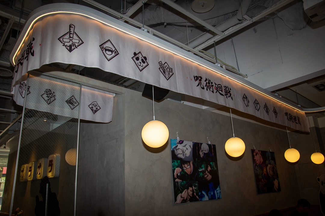 《咒術迴戰》特色餐酒館降臨信義威秀，宿儺手指蛋糕與咒物販賣機讓粉絲領域展開